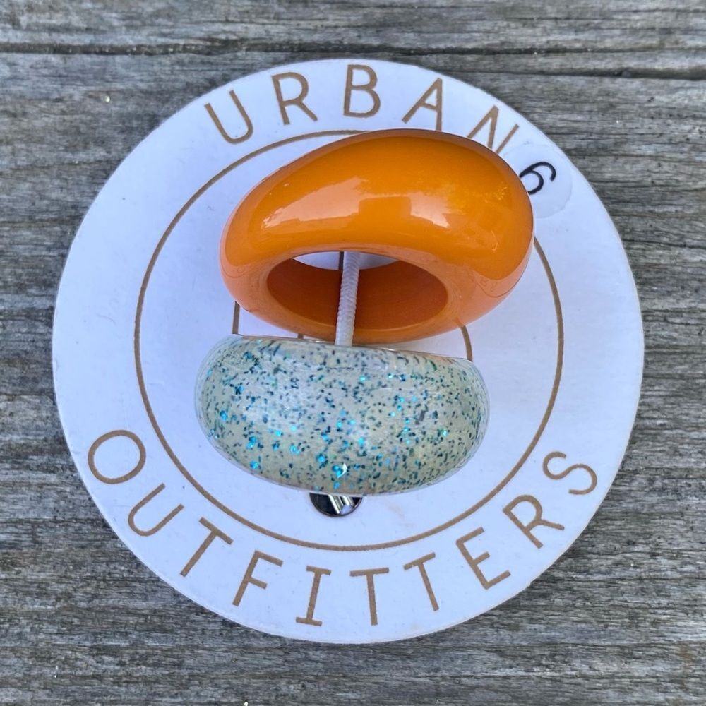 NWT New Urban Outfitters UO 2 Piece Acrylic Ring Set. Size 6 Y2K Retro Mod Squad